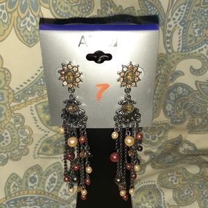 2 pairs of dangling earrings